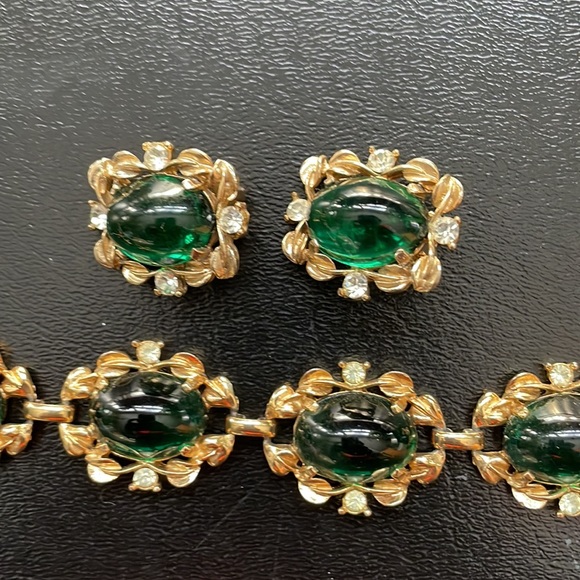 Vintage costume jewelry, stunning green & diamond colored stones in gold tone. - Picture 2 of 6